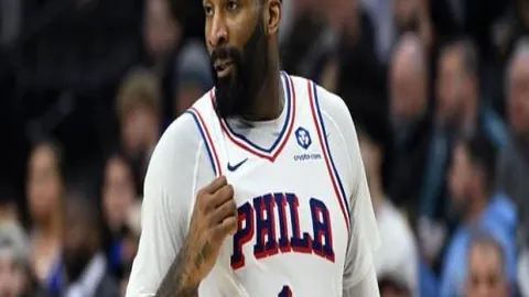 女篮主帅宫鲁鸣突离职，展望未来：三大“巨人”能否扭转乾坤？