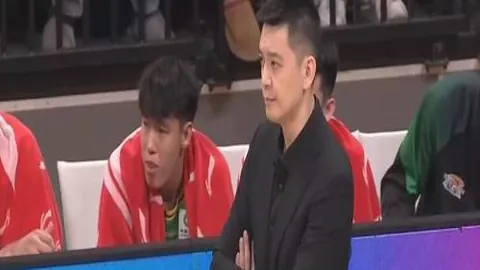 凯莉足球生涯新篇章：曼城至阿森纳女足转变，揭秘焦虑脱发背后的心路历程！